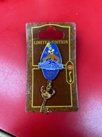 Disney Resort Key LE 750 Pin. Saratoga Springs Resort & Spa Room 2004 Goofy